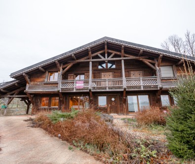 CHALET MITOYEN BONNEVAUX 127 M2 .