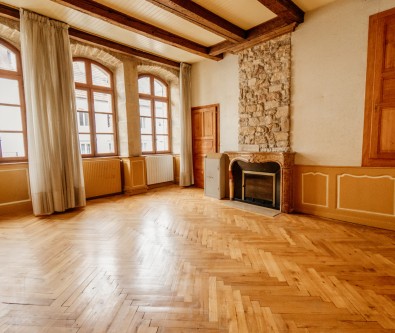 PLEIN CENTRE VILLE PONTARLIER : APPARTEMENT STYLE BOURGEOIS