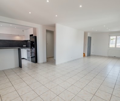 DOMMARTIN : APPARTEMENT DE TYPE 5 AVEC GARAGE, CAVE ET BALCO