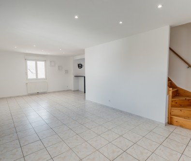 DOMMARTIN : APPARTEMENT DE TYPE 5 AVEC GARAGE, CAVE ET BALCO