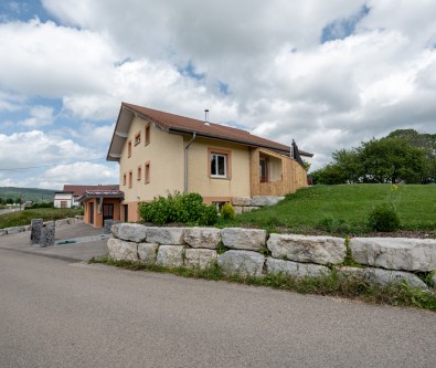 MAISON INDIVIDUELLE AVEC GRAND GARAGE DE 93 m2, sans vis à v