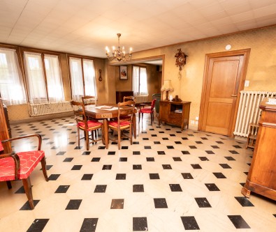 MAISON DE 208 m2 SUR 733 m2- Proche frontière