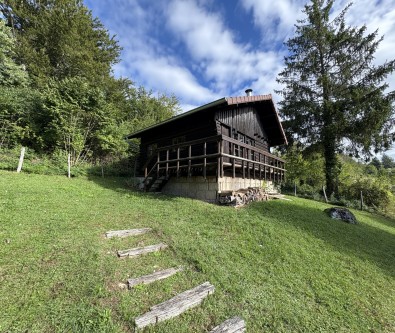 20 Km de PONTARLIER : CHALET ISOLE DANS LES BOIS