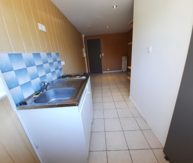 STUDIO MEUBLE - PONTARLIER - PROCHE DE LA GARE - PLACE DE PA