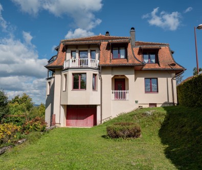 MALBUISSON : MAISON DE PRESTIGE AU BORD DU LAC.