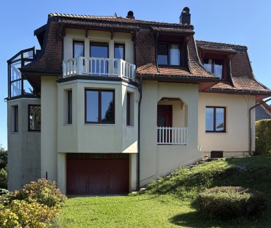 MALBUISSON : MAISON DE PRESTIGE AU BORD DU LAC.