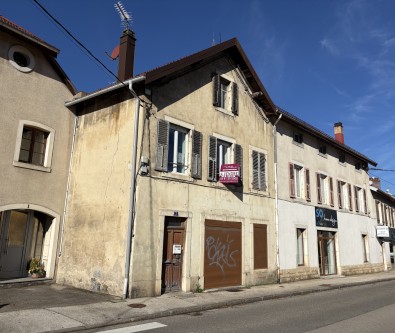 PONTARLIER : MAISON DE VILLE A RENOVER SUR UNE PARCELLE DE 2