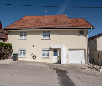 CHAFFOIS : MAISON DE TYPE 5, 4 CHAMBRE, JARDIN, TERASSE, GAR