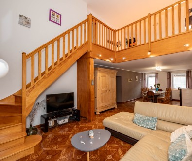 MAISON AUX LONGEVILLES MONT D OR  :  213 m2 + combles aménag