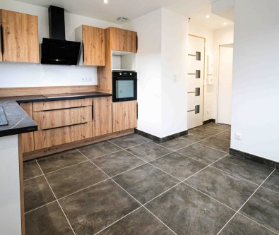 STUDIO LUMINEUX RENOVE A LABERGEMENT STE MARIE