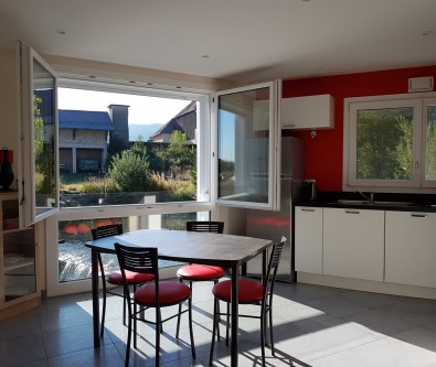 MOUTHE - APPARTEMENT T2 BIS MEUBLE - GARAGE - CAVE