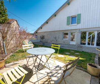 PROCHE PONTARLIER DIRECTION BESANCON : CORP DE FERME RENOVEE