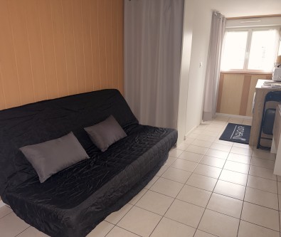 STUDIO MEUBLE - PONTARLIER - PROCHE DE LA GARE - PLACE DE PA