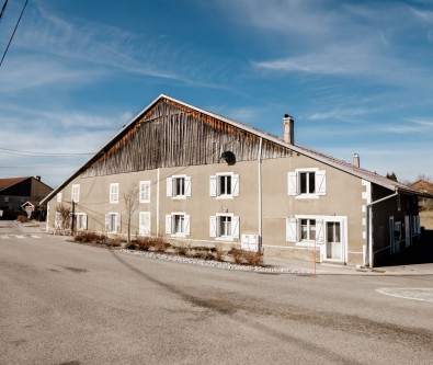 MALPAS : ANCIENNE FERME COMPRENANT 5 APPARTEMENTS SUR UNE PA