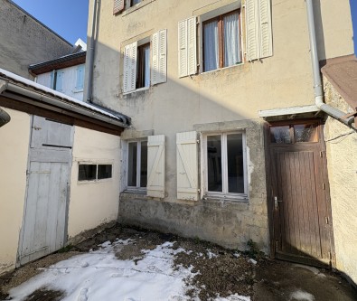 PONTARLIER - PROCHE HOPITAL : STUDIO A RENOVER AVEC CAVE