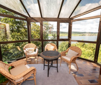 MALBUISSON : MAISON DE PRESTIGE AU BORD DU LAC.