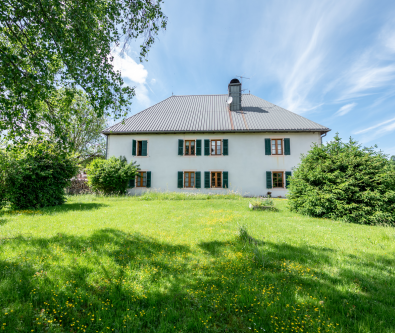 Maison comtoise centre village ROCHEJEAN