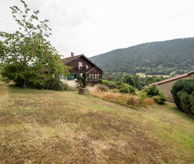Jougne maison grand terrain proche douane 
