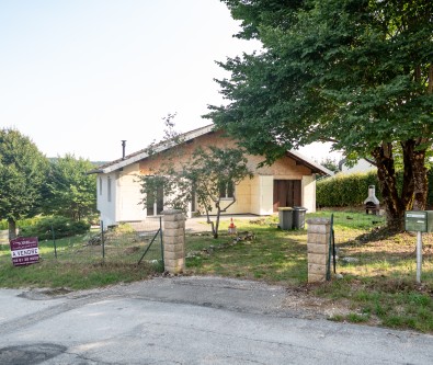 Maison LONGEVILLES-MONT-D' OR SUR 953 M2 de terrain arboré.